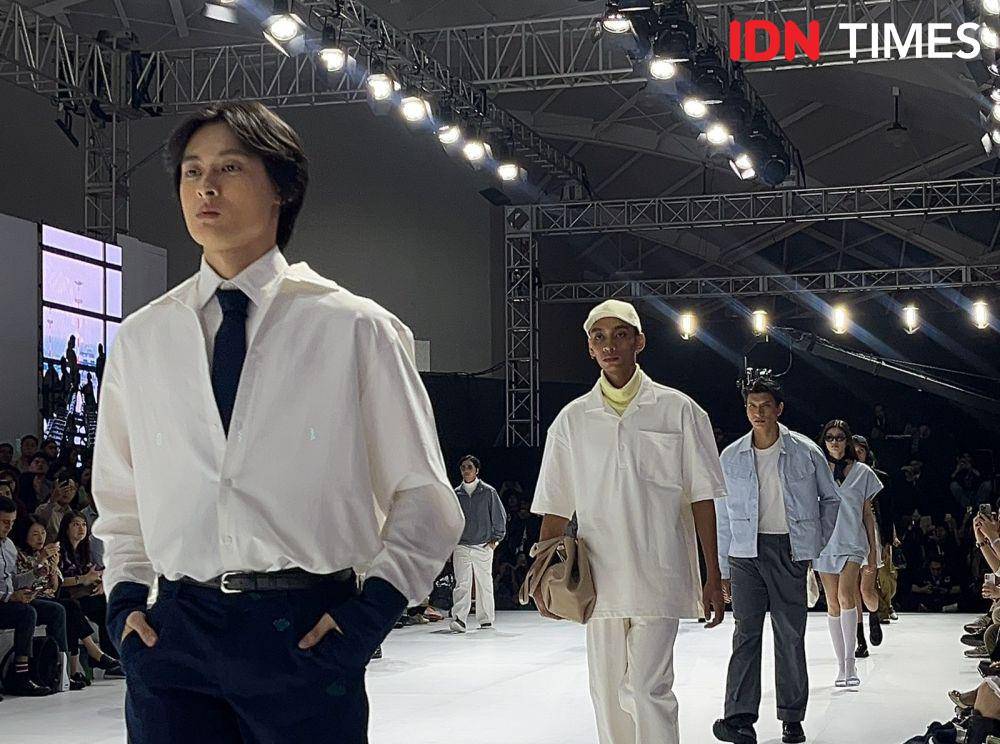 Penampilan APR bersama Matahari dan DuniaTex di Jakarta Fashion Week (JFW) 2025 pada Kamis (23/10/2024) di City Hall Pondok Indah Mall 3, Jakarta (IDN Times/Nisa Zarawaki)