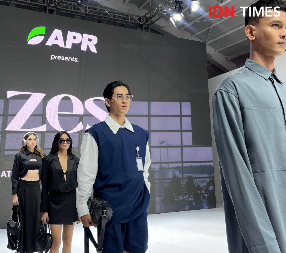 Penampilan APR bersama Matahari dan DuniaTex di Jakarta Fashion Week (JFW) 2025 pada Kamis (23/10/2024) di City Hall Pondok Indah Mall 3, Jakarta (IDN Times/Nisa Zarawaki)