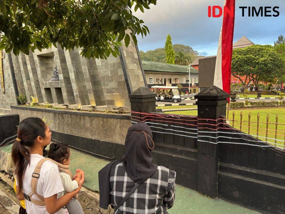 Warga antusias menyaksikan kegiatan retreat Kabinet Merah Putih di Akademi Militer, Magelang, Jawa Tengah, Jumat (25/10/2024). (IDN Times/Herlambang Jati Kusumo)