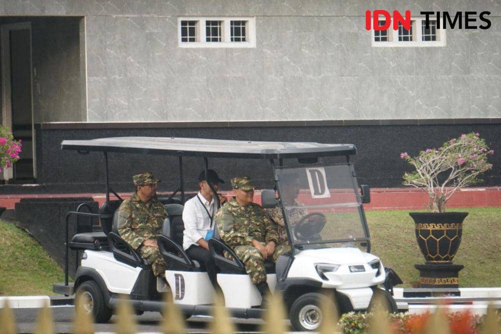 Warga antusias menyaksikan kegiatan retreat Kabinet Merah Putih di Akademi Militer, Magelang, Jawa Tengah, Jumat (25/10/2024). (IDN Times/Herlambang Jati Kusumo)