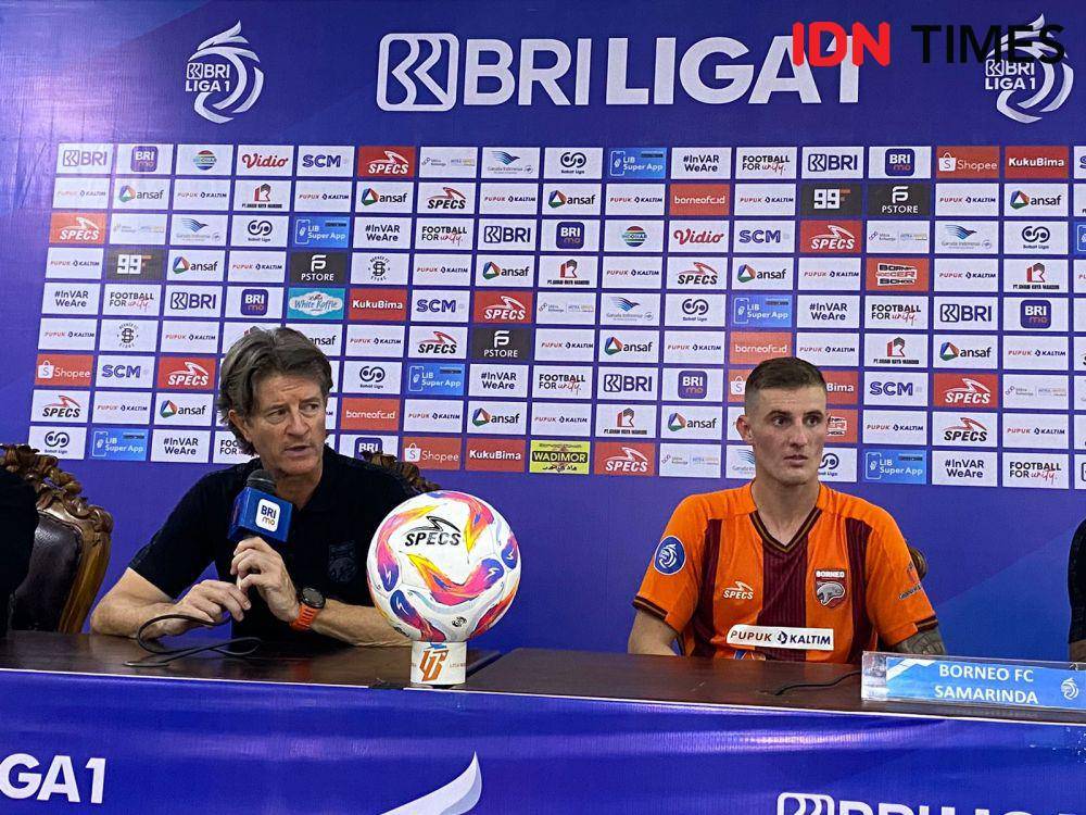 Pelatih Borneo FC, Pieter Huistra (kiri), mengaku puas dengan performa anak asuhnya. (IDN Times/Erik)
