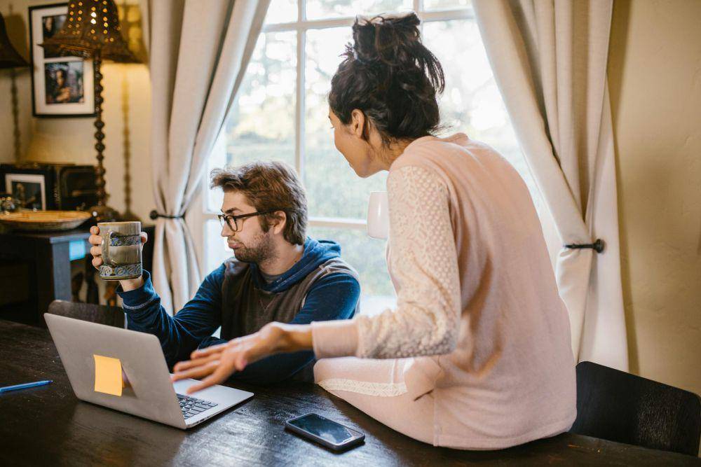 Ilustrasi tetap ngobrol dengan pasangan (pexels.com/RDNE Stock project)