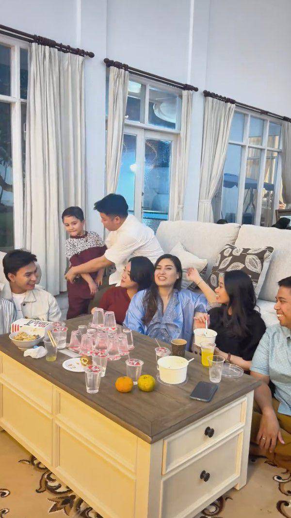 potret syukuran rumah baru Angbeen Rishi (instagram.com/angbeenrishi)