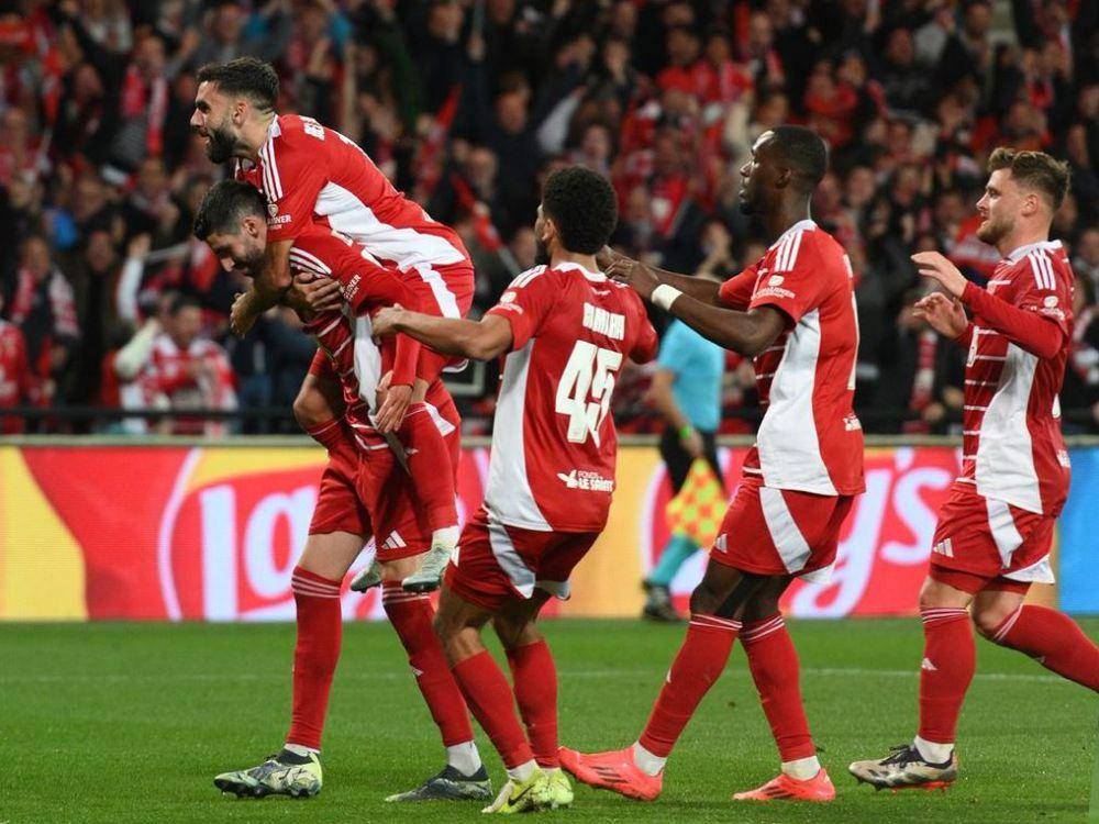Para pemain Brest merayakan gol ke gawang Bayer Leverkusen. (instagram.com/stadebrestois29)