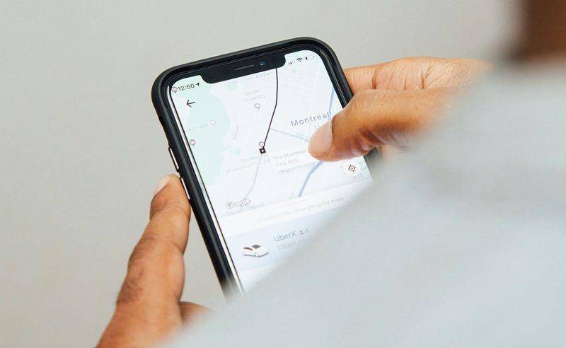 ilustrasi menggunakan fitur Find My Device (unsplash.com/charlesdeluvio)