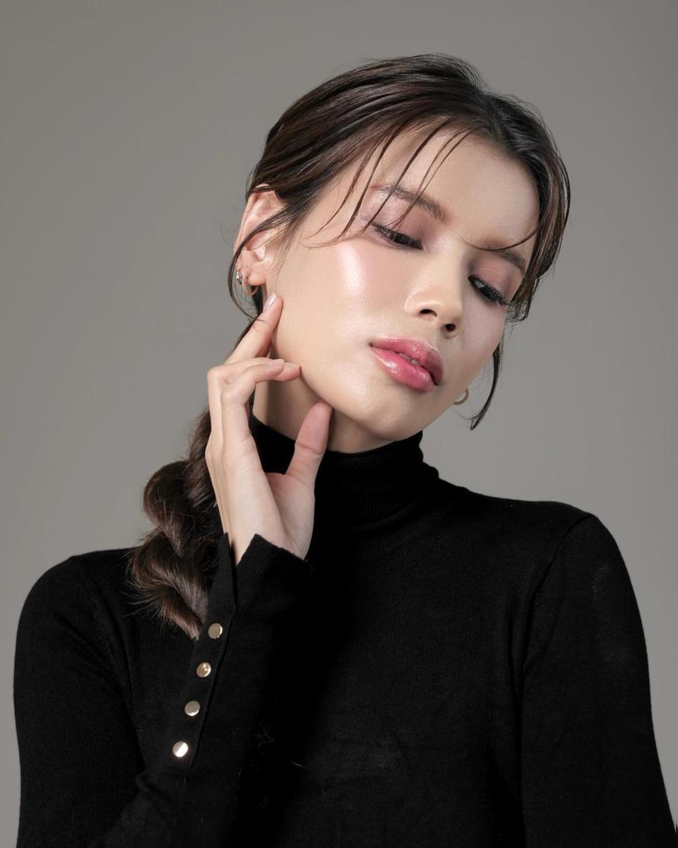 potret Sabrina Chairunnisa photoshoot bertema hitam (instagram.com/sabrinachairunnisa_)