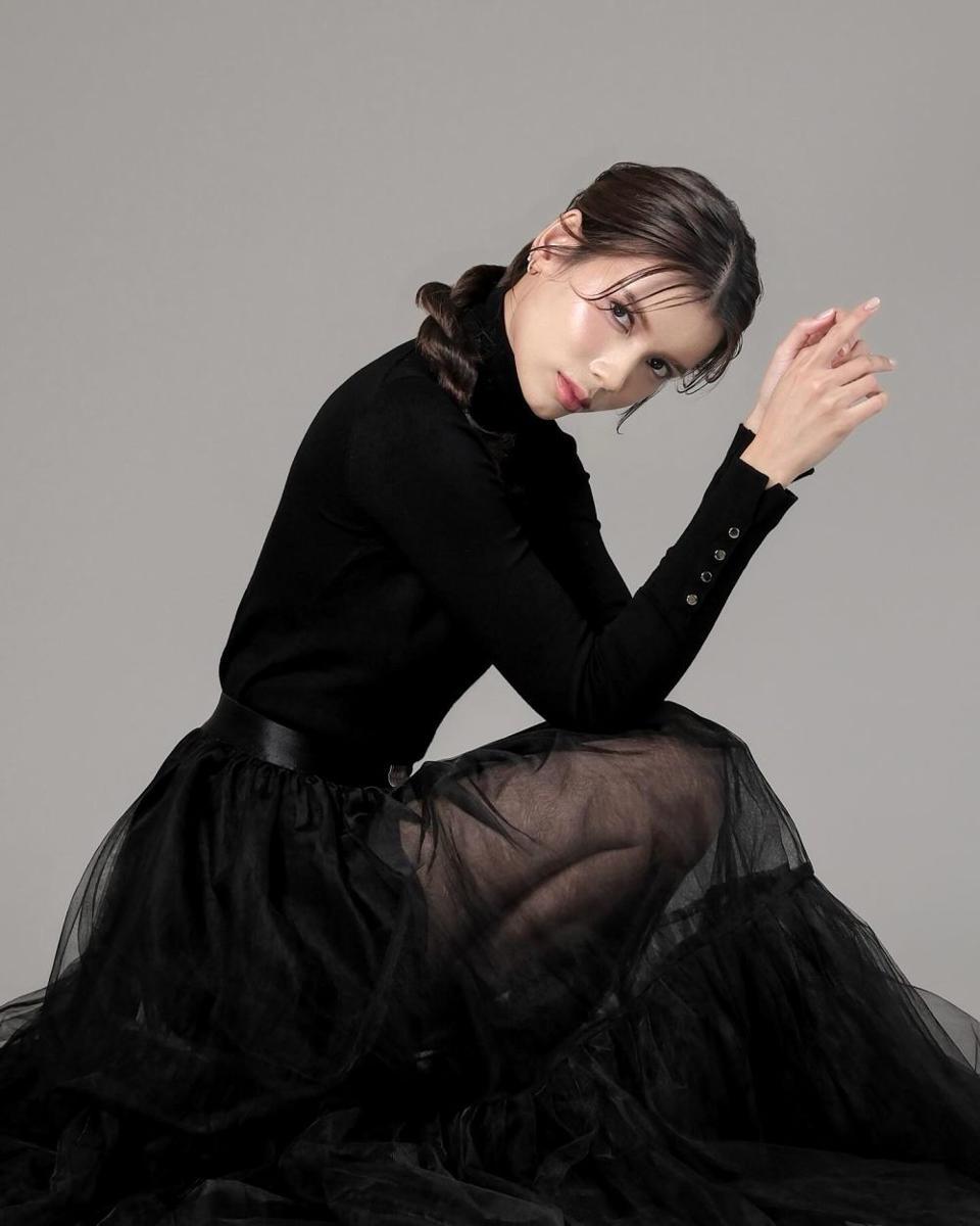 potret Sabrina Chairunnisa photoshoot bertema hitam (instagram.com/sabrinachairunnisa_)