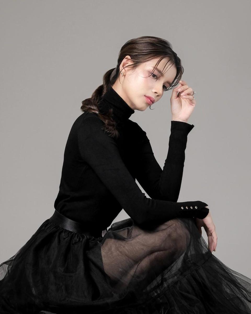 potret Sabrina Chairunnisa photoshoot bertema hitam (instagram.com/sabrinachairunnisa_)