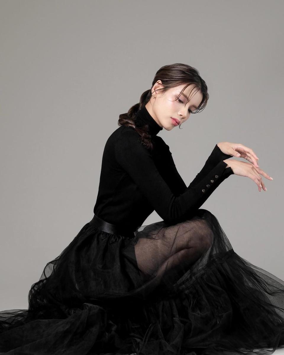 potret Sabrina Chairunnisa photoshoot bertema hitam (instagram.com/sabrinachairunnisa_)