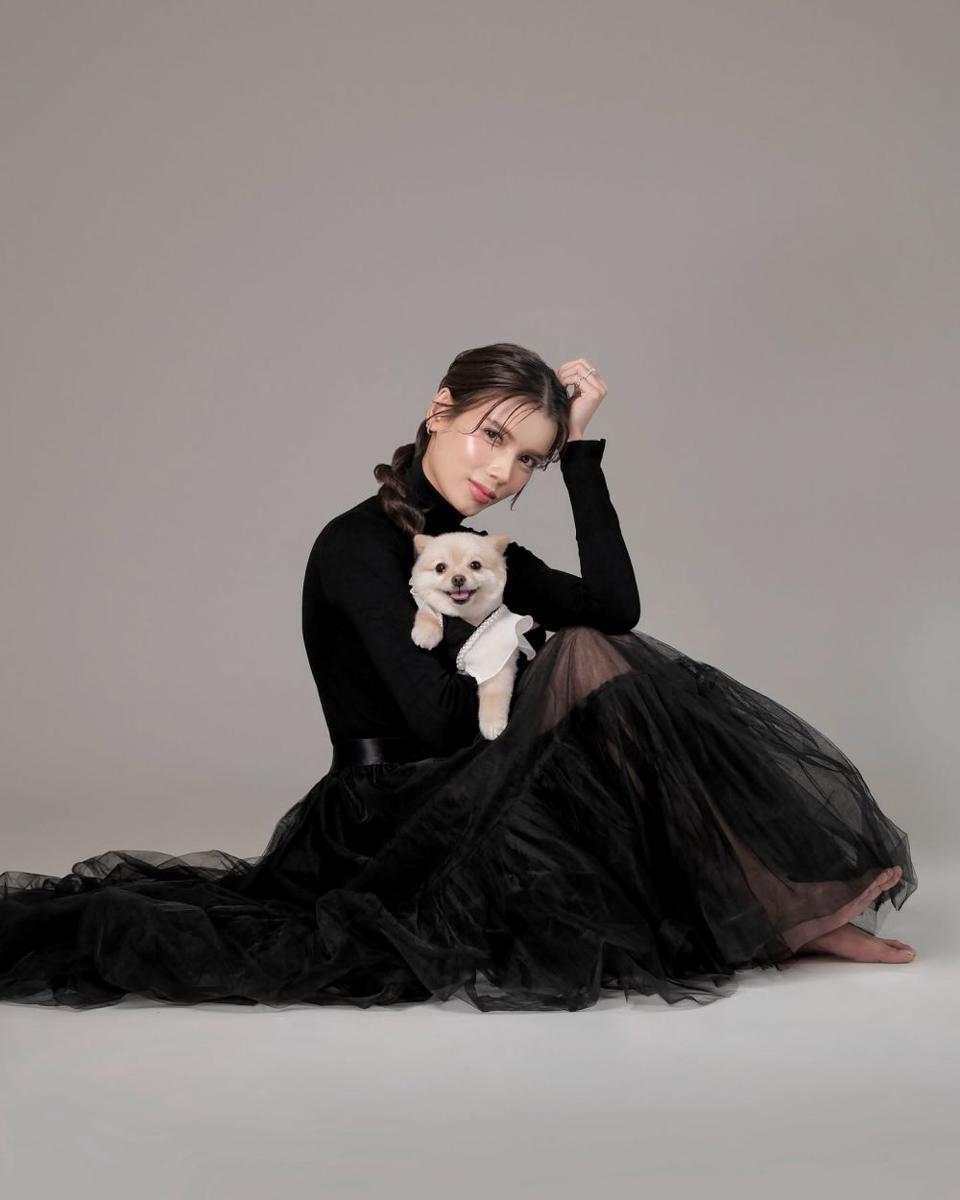 potret Sabrina Chairunnisa photoshoot bertema hitam (instagram.com/sabrinachairunnisa_)