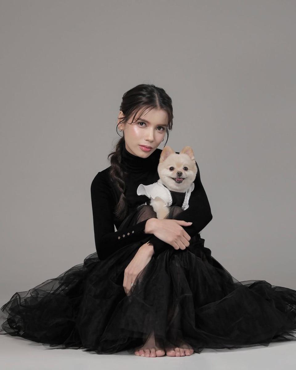 potret Sabrina Chairunnisa photoshoot bertema hitam (instagram.com/sabrinachairunnisa_)