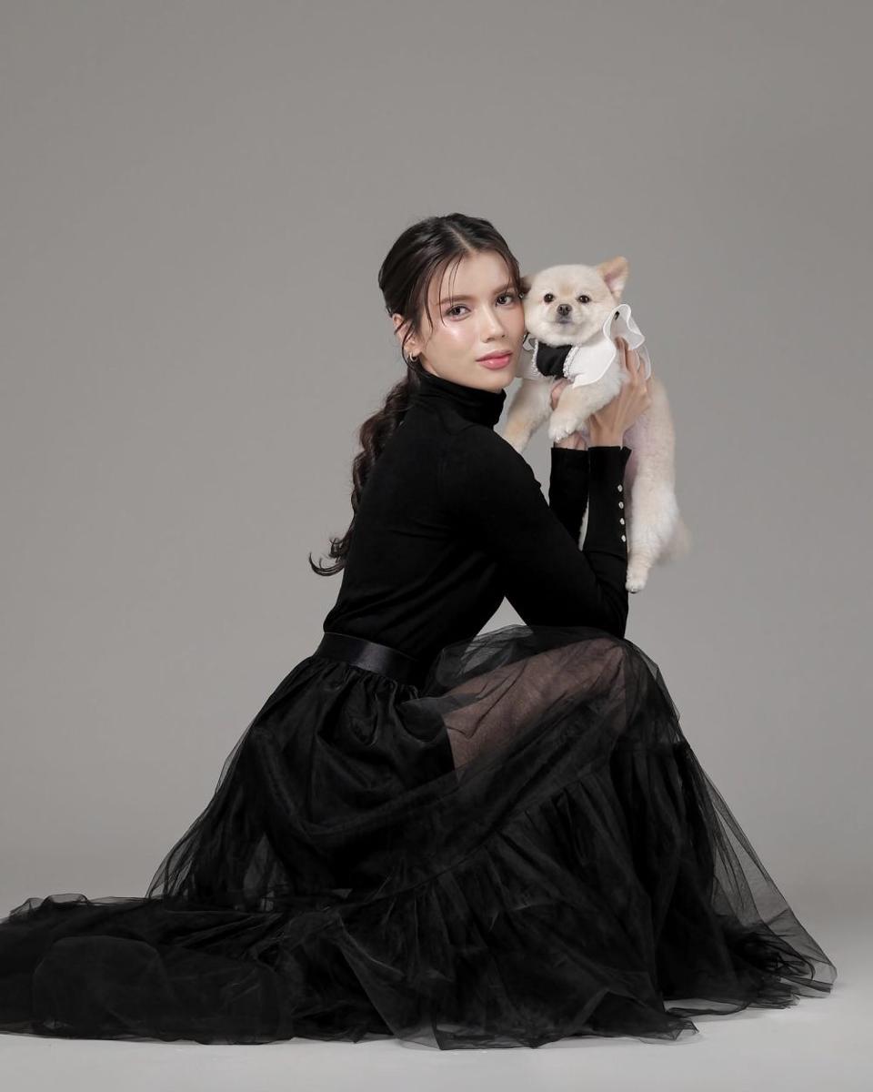 potret Sabrina Chairunnisa photoshoot bertema hitam (instagram.com/sabrinachairunnisa_)