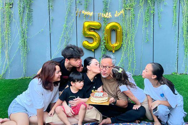 7 Potret Ultah Ke-50 Indra Brasco, Liwetan Sederhana di Rumah