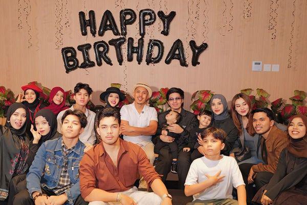 7 Potret Ulang Tahun ke-56 Ayah Atta Halilintar, Dirayakan Sekeluarga