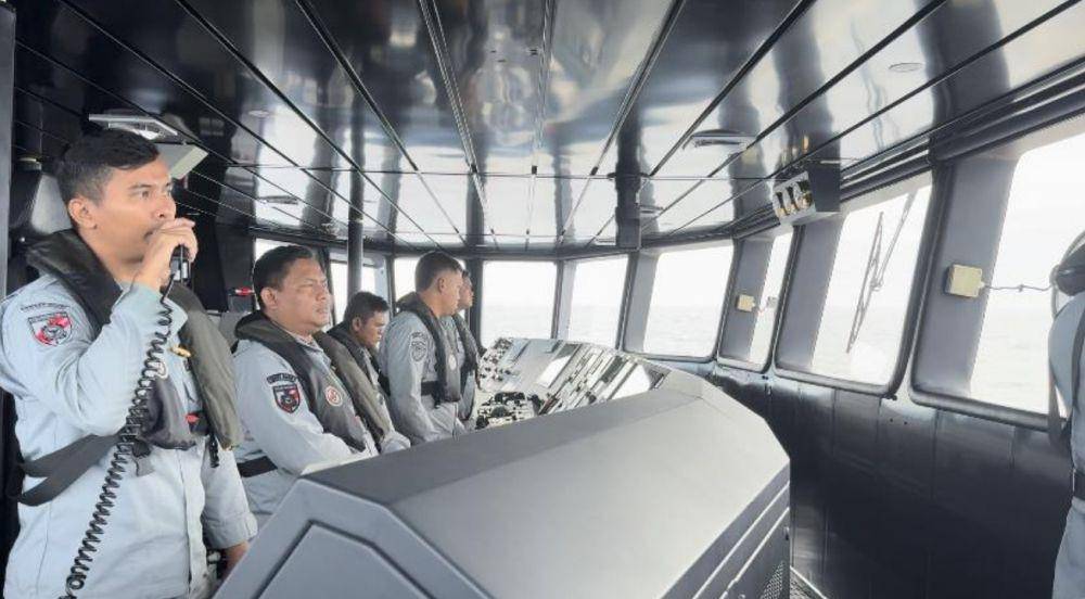 KN Pulau Dana-323 saat menghalau kapal China CCG 5402 di Laut Natuna Utara. (Dok. Bakamla RI)