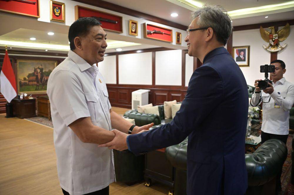 Menteri Pertahanan RI, Sjafrie Sjamsoeddin, menerima kunjungan kehormatan Duta Besar China untuk Indonesia H.E. Mr. Wang Lutong, di kantor Kementerian Pertahanan, Jakarta, Kamis, 24 Oktober 2024. (Dok. Setjen Kemhan)