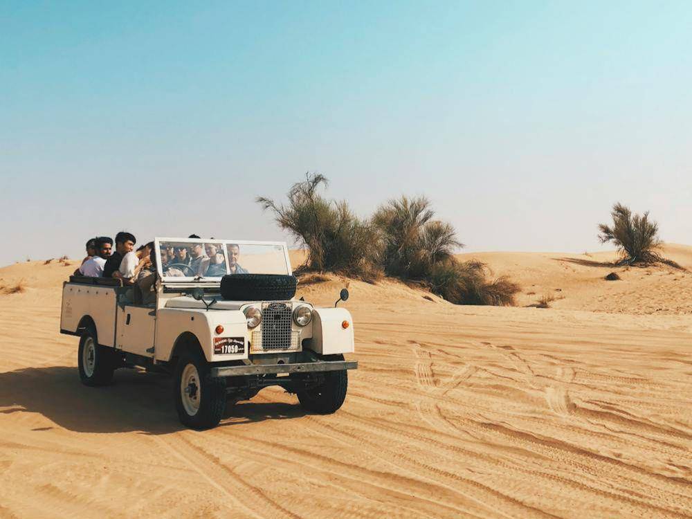 ilustrasi menjelajahi gurun menggunakan jeep 4x4 (pexels.com/ALLY)