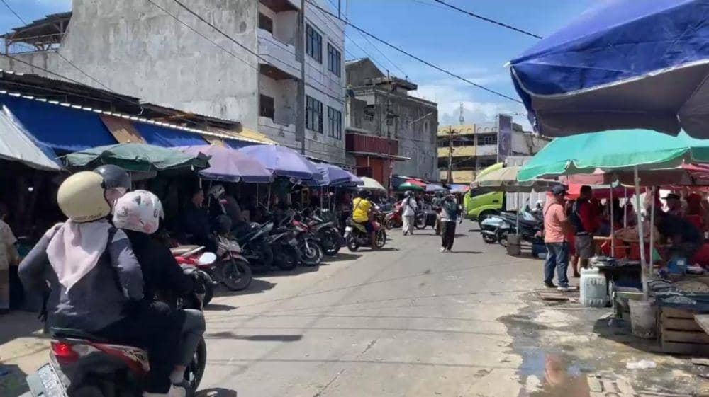 Suasana pasar Pasir Gintung dengan pedagang yang berjualan di pinggir jalan. (IDN Times/Muhaimin)