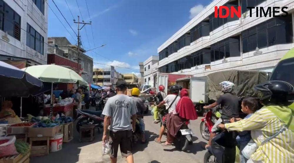 Pedagang Pasar Pasir Gintung Tetap Jualan di Jalan