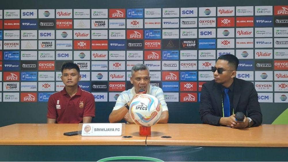 Pelatih Sriwijaya FC Hendri Susilo saat memberikan keterangan pers usai kalah melawan PSPS Pekanbaru (IDN Times/ Fanny Rizano)