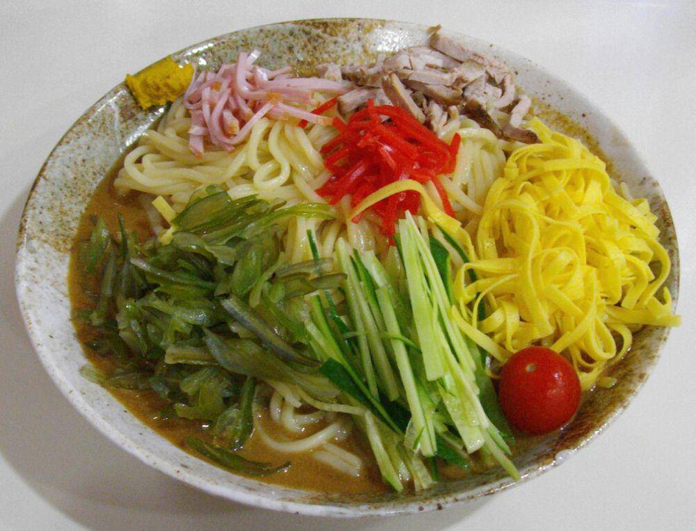 ilustrasi hiyashi chuka (commons.wikimedia.org/Shijuukurou)