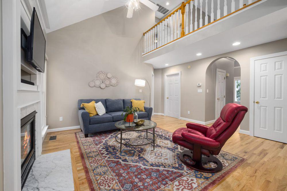 ilustrasi rumah high ceilings (pexels.com/Curtis Adams)