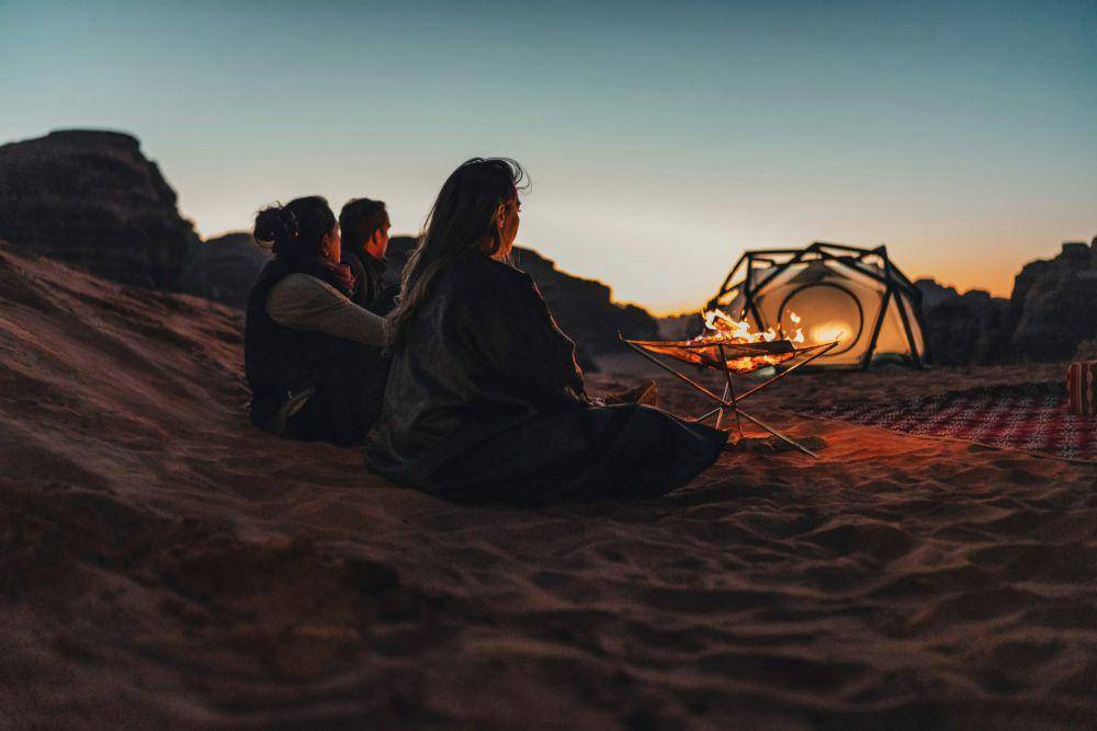 ilustrasi berkemah di gurun pasir (unsplash.com/NEOM)