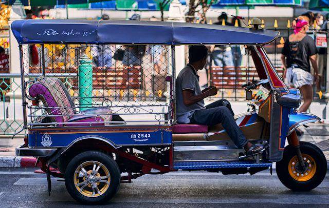 ilustrasi pengemudi Tuk-tuk (unsplash.com/Norbert Braun)