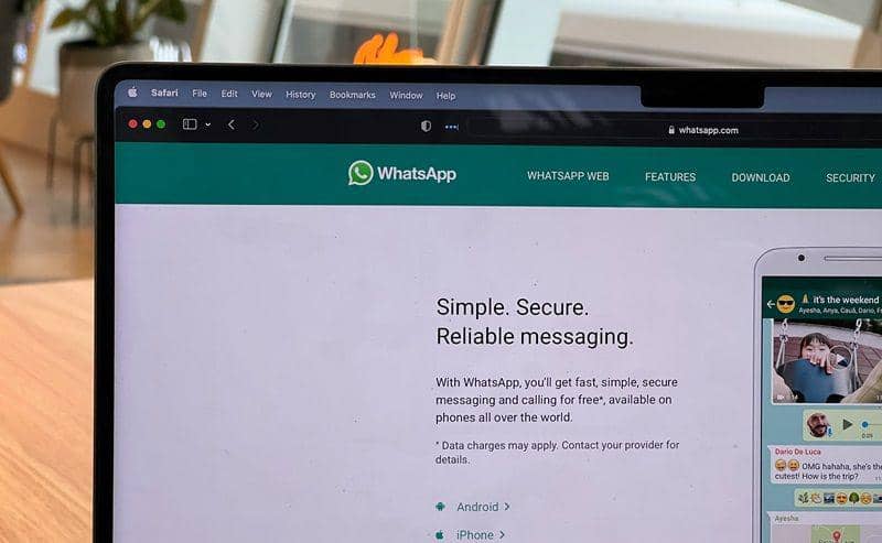 ilustrasi membuka WhatsApp Web (unsplash.com/Oberon Copeland @veryinformed.com)