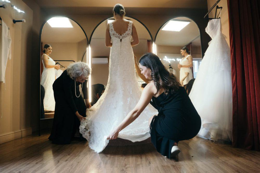 ilustrasi fitting gaun pengantin (pexels.com/Los Muertos Crew)