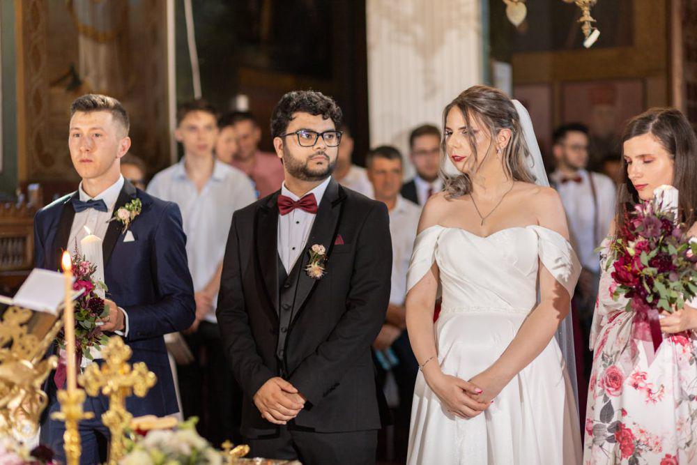 ilustrasi pengantin ditemani bridesmaid dan groomsmen (pexels.com/Foto Art Events)