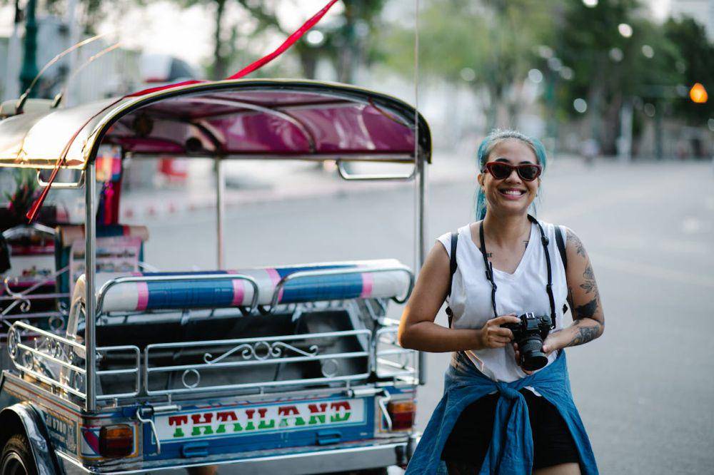 ilustrasi naik Tuk-tuk (pexels.com/George Pak)
