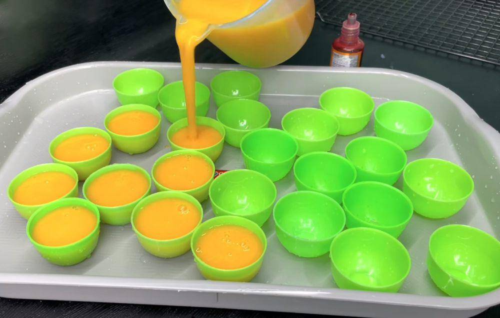 ilustrasi menuang lapisan kuning telur ke dalam cetakan (YouTube.com/CERITA SOFIA AHMAD)