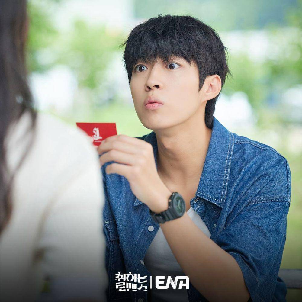 Baek Sung Chul di drama Brewing Love (instagram.com/channel.ena.d)