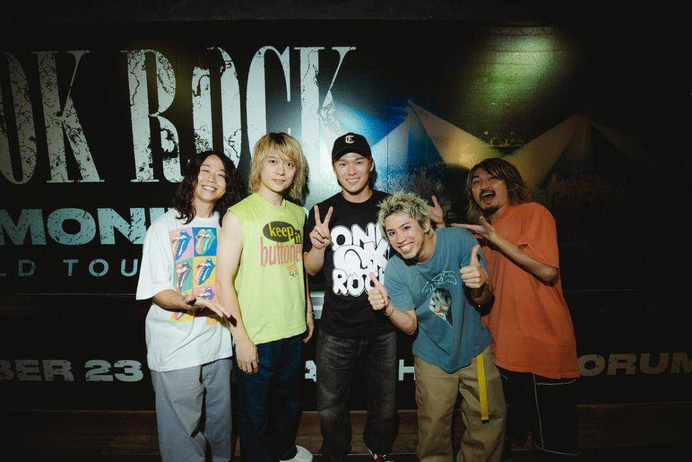 Potret ONE OK ROCK bersama Yoshinobu Yamamoto di belakang panggung saat tur dunia di KIA Forum, LA (instagram.com/10969taka | instagram.com/mattyvogel)