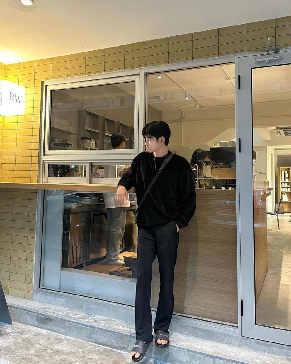 outfit minimalis ala Sood Yacht (instagram.com/s.yacht)