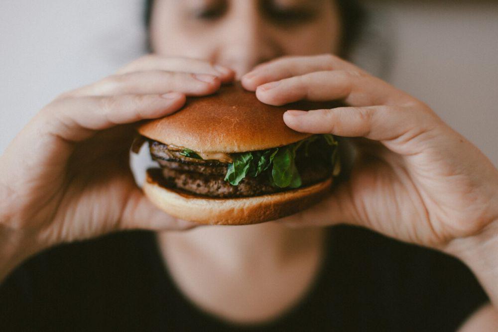 Apakah Kamu Yakin Benar Stress Eating Bisa Mengurangi Stres?