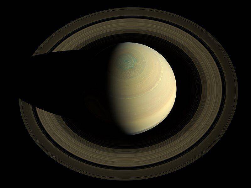 potret Saturnus jika diambil dari bagian atas kutubnya (commons.wikimedia.org/NASA/JPL-Caltech/SSI/Cornell)