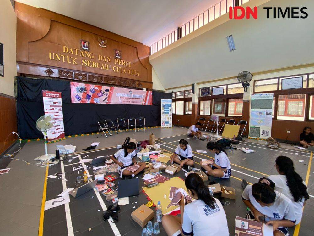 Situasi lomba koran dinding di SMAN 3 Denpasar. (IDN Times/Yuko Utami)