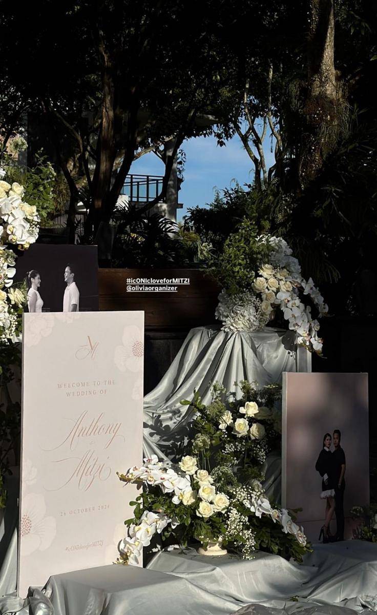 Dekorasi Resepsi Nikah Anthony Ginting-Mitzi (instagram.com/nadineemaulana)