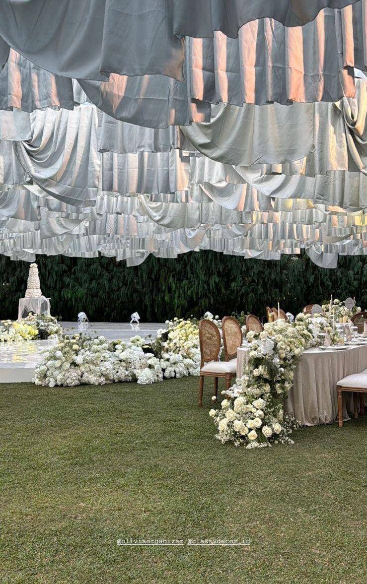 Dekorasi Resepsi Nikah Anthony Ginting-Mitzi (instagram.com/nadineemaulana)