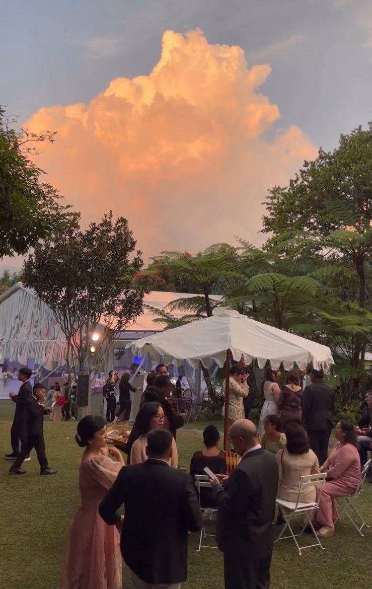 Dekorasi Resepsi Nikah Anthony Ginting-Mitzi (instagram.com/amarylissboutiqueresort)