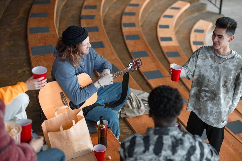 ilustrasi kumpul sama teman (pexels.com/ Ron Lach)