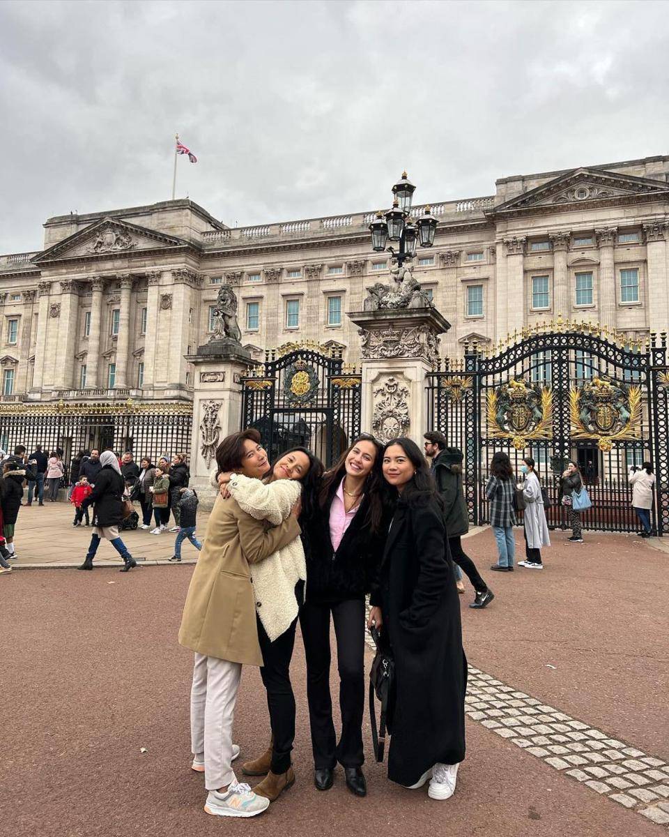 Potret Pevita Pearce dan teman-temannya berlibur di London (instagram.com/pevpearce)