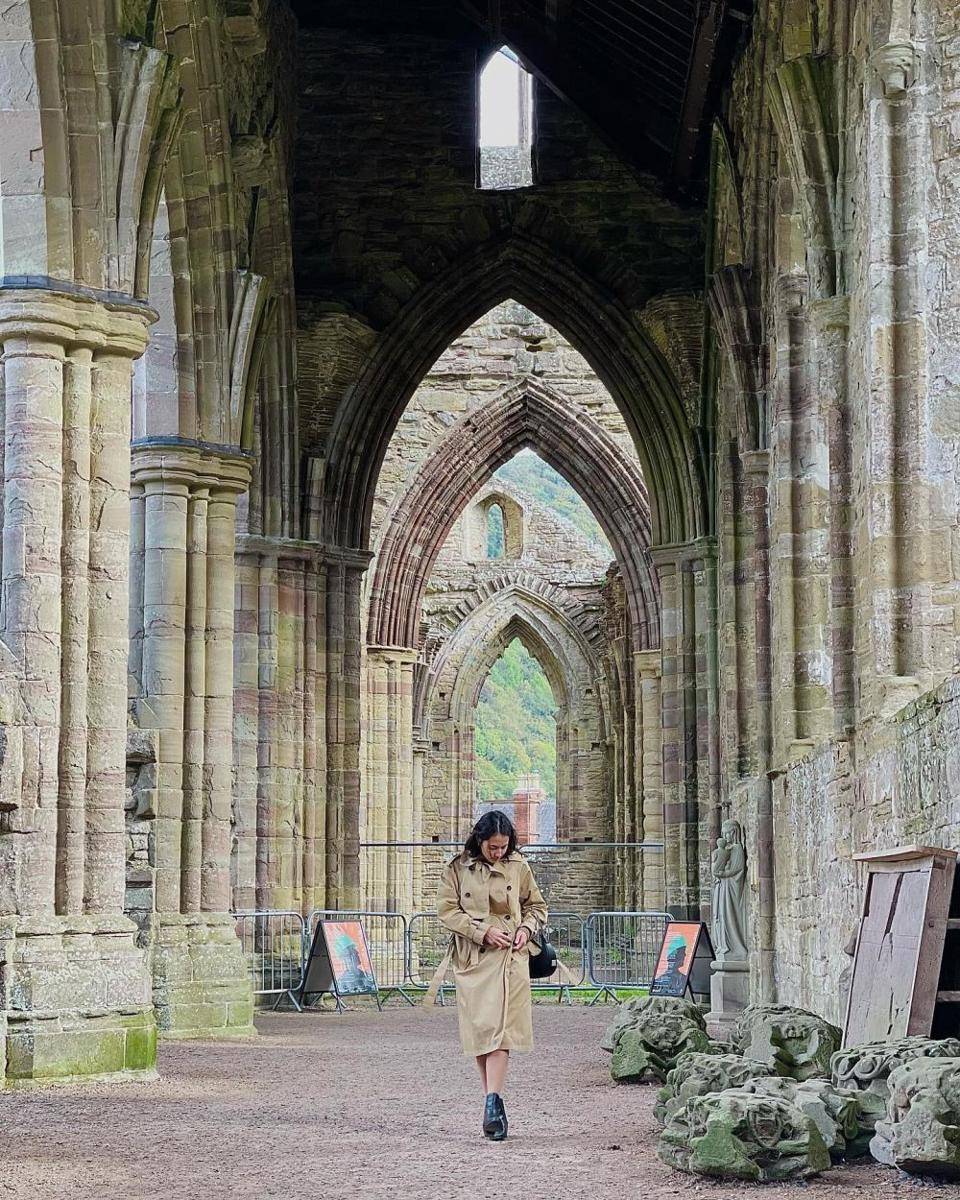 Potret Pevita Pearce berlibur di Wales (instagram.com/pevpearce)