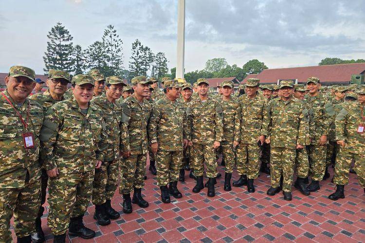 Para menteri melakukan olahraga dan baris-berbaris di hari pertama retret, di Lapangan Sapta Marga, Akademi Militer, Magelang, Jumat (25/10/2024) pagi. (Dok. PCO)