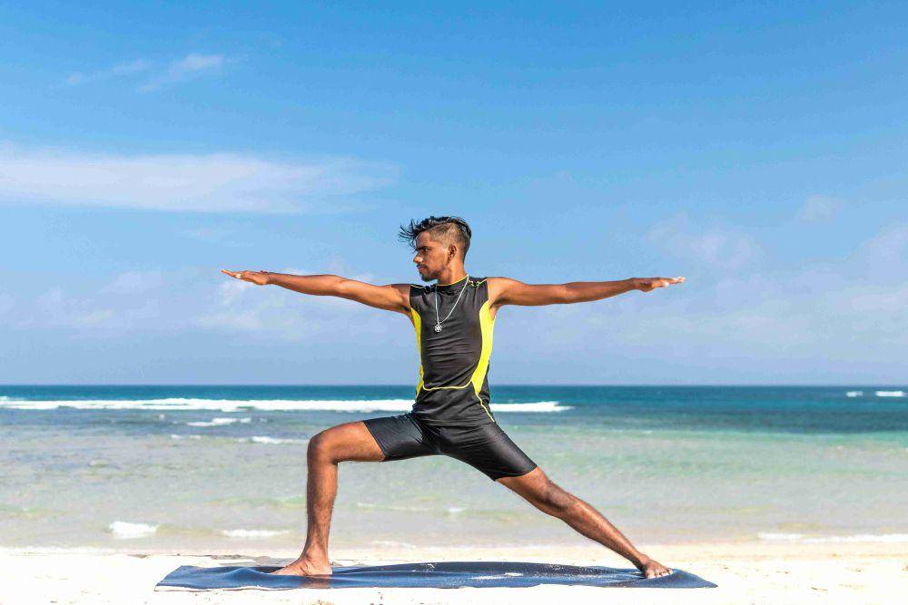 ilustrasi pria melakukan yoga (unsplash.com/Artem Beliaikin)
