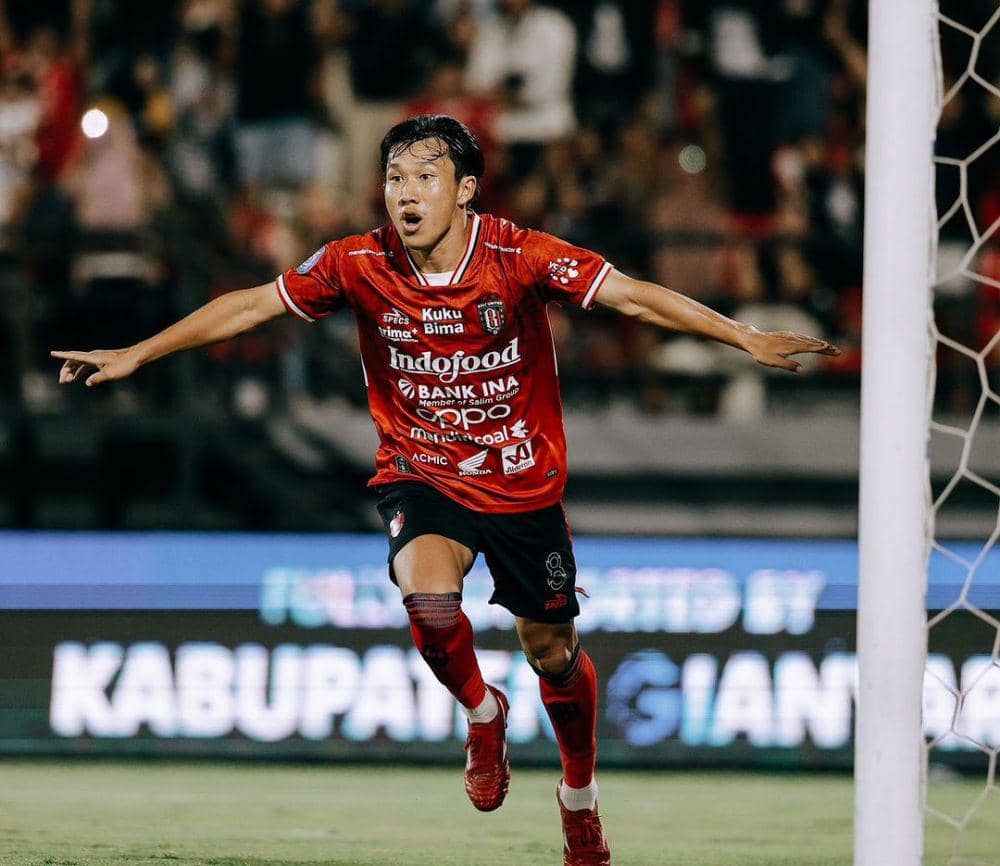 Mitsuru Maruoka usai mencetak gol. (Instagram.com/baliunitedfc)