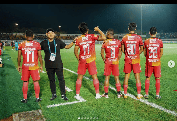 Yogie Nugraha (hitam) saat masih bersama Bali United. (Instagram.com/baliunitedfc)