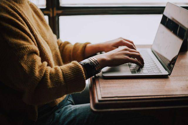 ilustrasi menggunakan laptop (unsplash.com/@christinhumephoto)